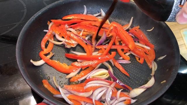 Теплый салат с фунчозой / постный салат