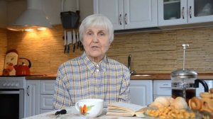 Бабушка рассказывает стихотворение о России.