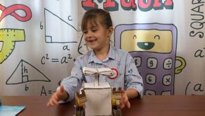 РОБОТ ИЗ КАРТОНА НА ПУЛЬТЕ УПРАВЛЕНИЯ