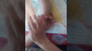 Баланың аяғына массаж жасау.Массаж ребенку на ножки.