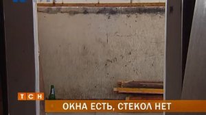 В подъезде пермской многоэтажки из окон исчезли все стекла