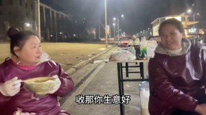 婆媳又出摊摆夜市，生意惨淡到抠手指头玩，海燕想法要去学校摆