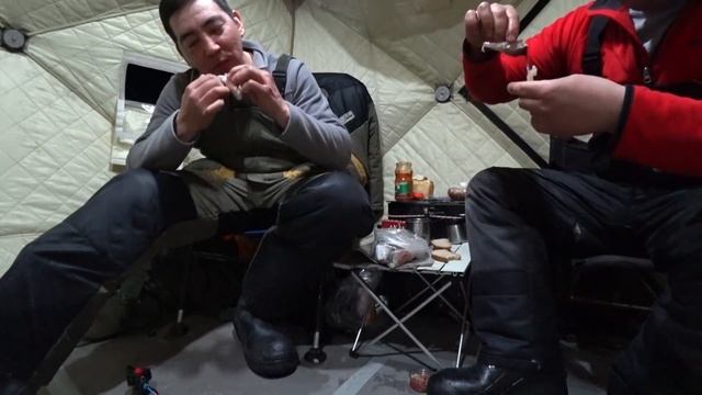 Наконец-то рыбалка по открытой воде??? Нет! Мы ещё на льду! И такого клёва ждали весь сезон! ЧАСТЬ