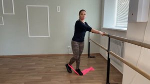 сгибание с эспандером по 1 ноге