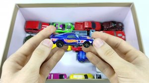 Машинки Хот Вилс - полная коробка игрушек. Кир Кар