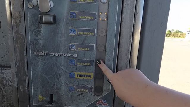 АВТОМОЙКА В ИТАЛИИ / ЦЕНЫ И КОНЕЧНО ЖЕ САМ ПРОЦЕСС смотреть онлайн