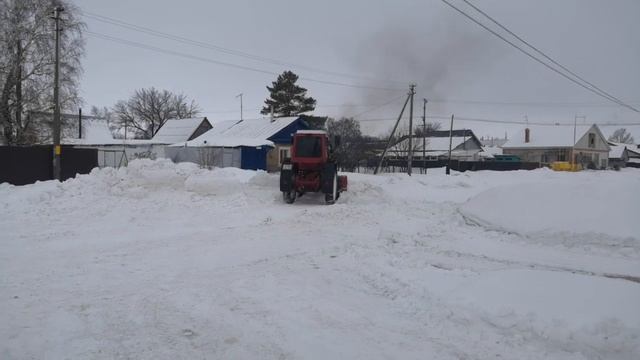 Трактор Т-25. Чистим снег. Отец рулит? смотреть онлайн