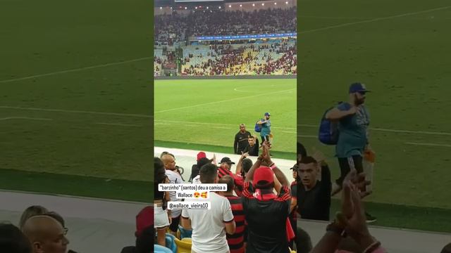 Goleiro Santos do Flamengo encontra conterrâneo no Maracanã e o presenteia com camisa do Flamengo