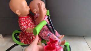 БЕБИ бон Эмили и Эмма катаются на велосипеде