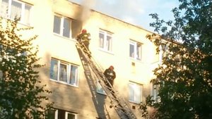 Пожар , горит квартира на 5-м этаже , спасение людей .