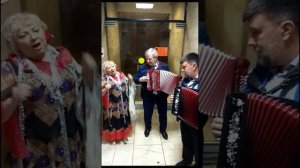 Перепляс на лестничной площадке. Любовь Погонина, Вячеслав Лунев, Павел Бузин, Рашид Зинников.