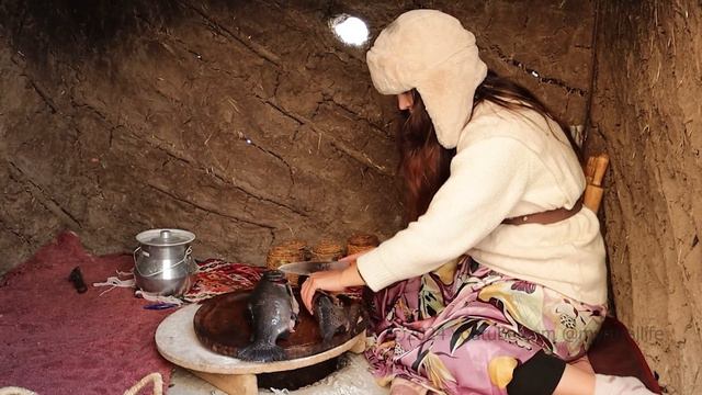 Daily Village Life: Fishing on a Snowy Day in the village смотреть онлайн