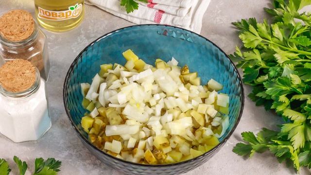 Салат с солеными огурцами, яйцами и картошкой