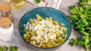Салат с солеными огурцами, яйцами и картошкой