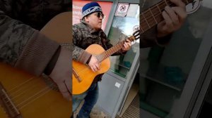 гитарист играет на гетаре