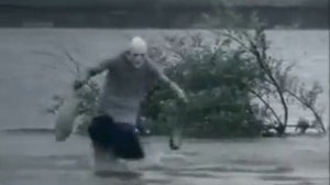 Бабка бежит по воде