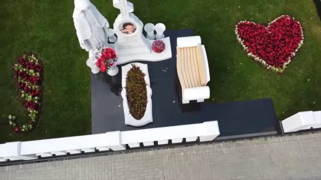 Мемориальный комплекс из белого мрамора