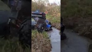 Неудачный переезд на квадроцикле через реку