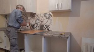 Кухонный гарнитур из Леруа Мерлен. Часть 3. Монтаж фартука, плинтуса