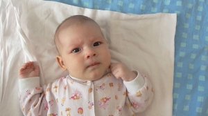 реакция малыша на песню