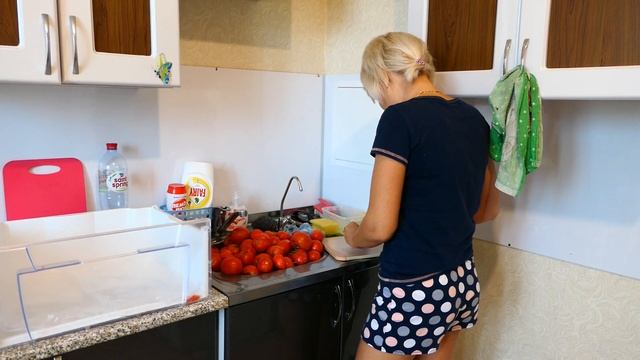 Готовлю завтрак\Я уволилась с работы\Ну наконец то переработала помидоры\