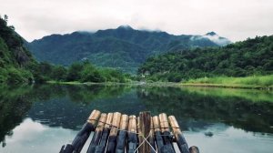 Плот плывёт по реке