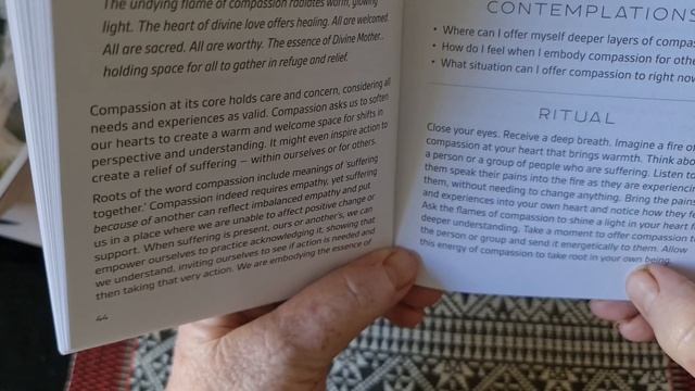 Wisdom of the Divine Feminine Oracle in action with the Lost Tarot смотреть онлайн