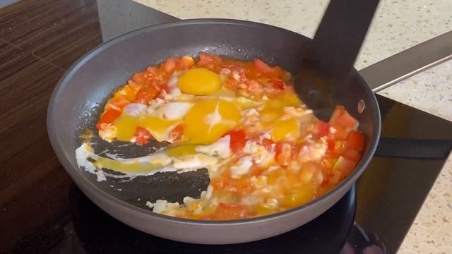 Просто смешала ПОМИДОР и ЯЙЦО. Получился очень вкусный ЗАВТРАК для ВСЕЙ СЕМЬИ (буду готовить ещё) смотреть онлайн