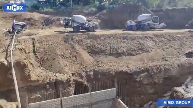 Бетоносмеситель с самозагрузкой для заливки фундамента дома в Сальвадоре.
