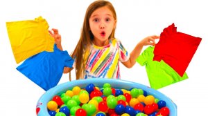 Полина играет в разноцветных шариках видео для детей.