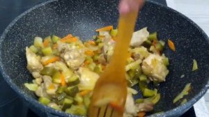 Картошка тушеная с курицей и соленым огурцом. Проще простого.