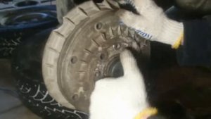 снятие (ревизия) тормозных барабанов и прокачка тормозов ВАЗ-2114 (08-15)