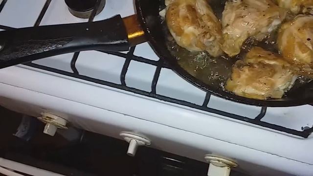 Это блюдо любят янки.курица с кукурузой и зеленым горошком,вкусно,сытно,питательно!