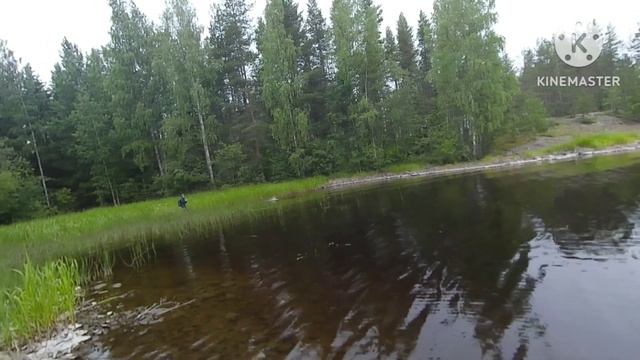 Клюнула щука. Рыбалка на спиннинг в Карелии. смотреть онлайн
