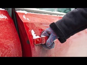 Югорским автолюбителям рассказали, как бороться с примерзанием дверей после мойки