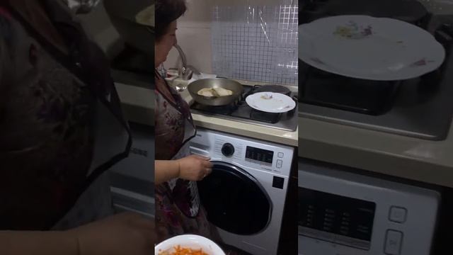 Чебуреки на сковороде в кипящем масле