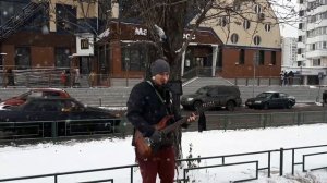 Уличные певцы, музыканты, классно поет, тридцать три и одна треть
