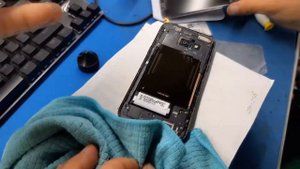 Замена аккумуляторной батареи в Samsung Galaxy A3 2017 SM-A320F