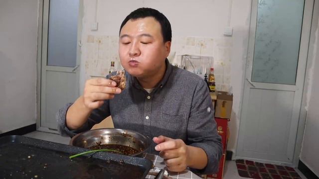 160元4斤排骨阿强做烤猪排吃肋条抱着大口啃这样撸肉真过瘾cram阿强
