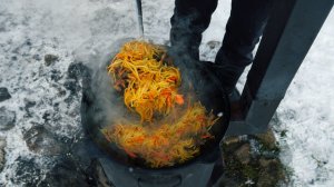 Картофель с мясом по-китайски в казане на костре.