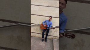 Поёт классно чёрную молнию ( на гитаре)