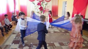 Танец с полотнами на 8 марта