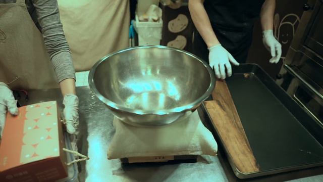 [Foodie Wayne] Huge Cake made using houndreds of Egg.  Look his amazing skill. Taiwa Castella Cake
