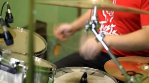 Эффектная сбивка/ритм на барабанах с 8-ми нотами по напольному тому