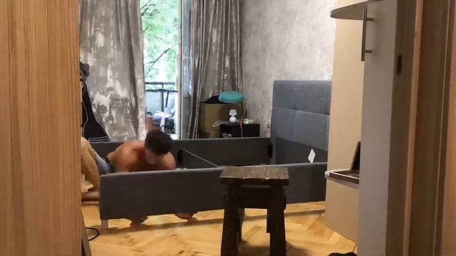 Быстрое видео Папа собирает кровать