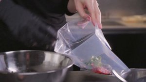 Креветки с грейпфрутом и соусом умебоши