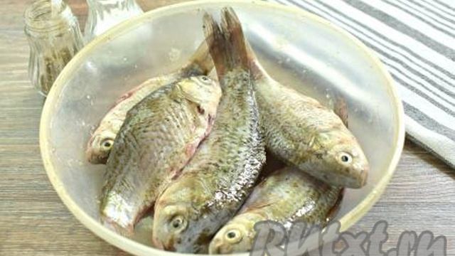 Караси, тушёные в сметане на сковороде