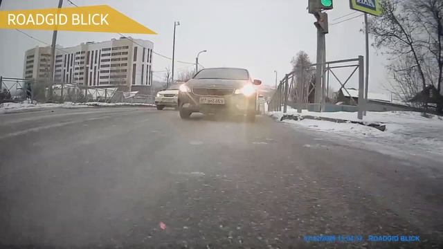 Видеорегистратор — зеркало ROADGID BLICK смотреть онлайн