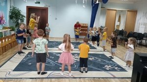 Песню осени споем, ручкой ей помашем
