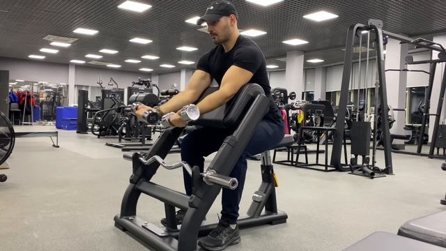 Сгибание рук на бицепс с гантелями сидя в скамье Скотта смотреть онлайн